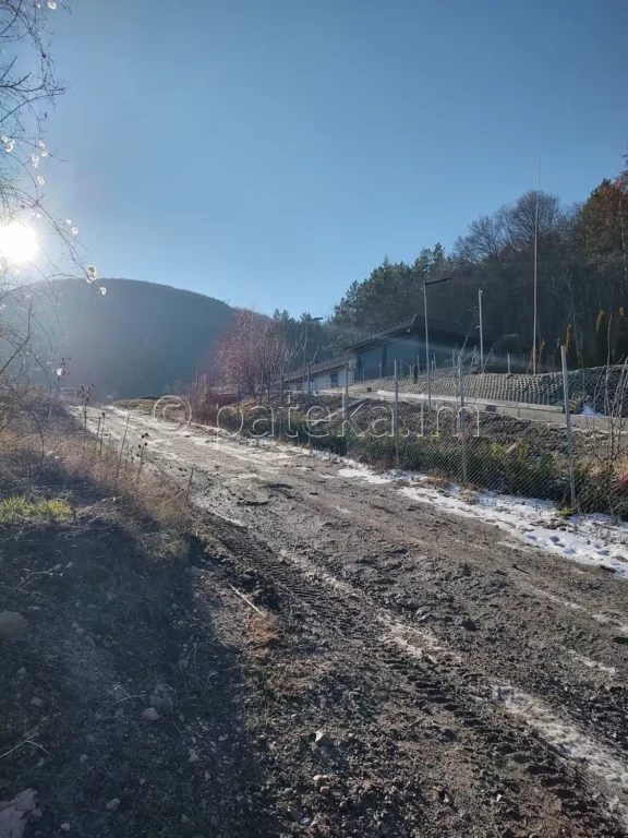 Началото на маршрута за Сакошките водопади в края на с. Лозен, Лозенска планина