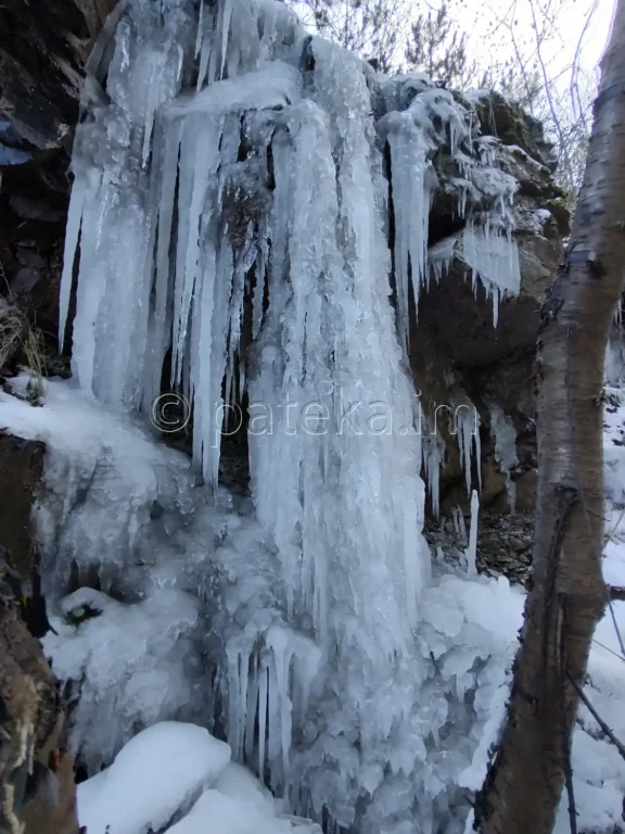 Замръзнал водопад по маршрута за Сакошките водопади над село Лозен