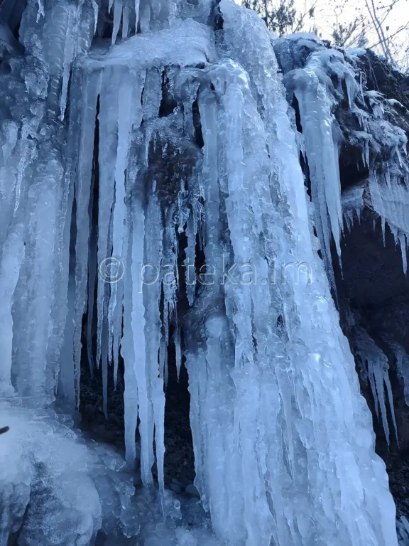 Замръзнал водопад по маршрута за Сакошките водопади над село Лозен