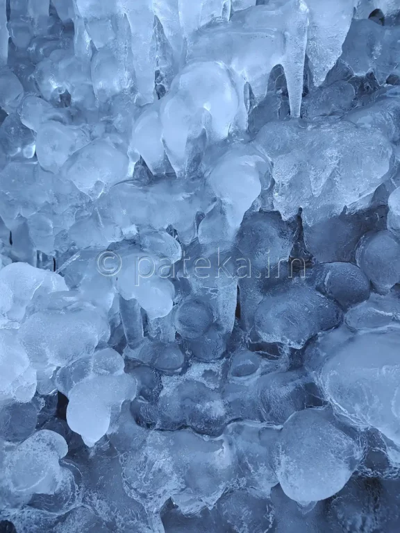 Замръзнал водопад по маршрута за Сакошките водопади над село Лозен