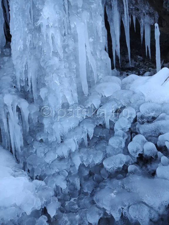 Замръзнал водопад по маршрута за Сакошките водопади над село Лозен