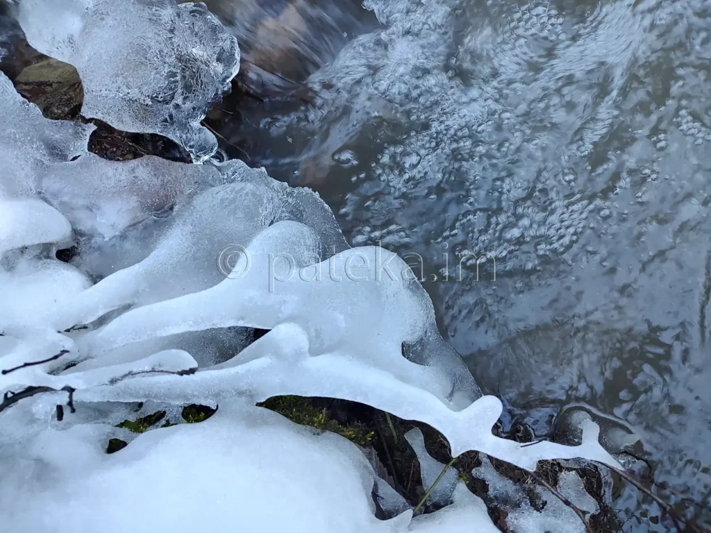 Замръзнал водопад по маршрута за Сакошките водопади над село Лозен