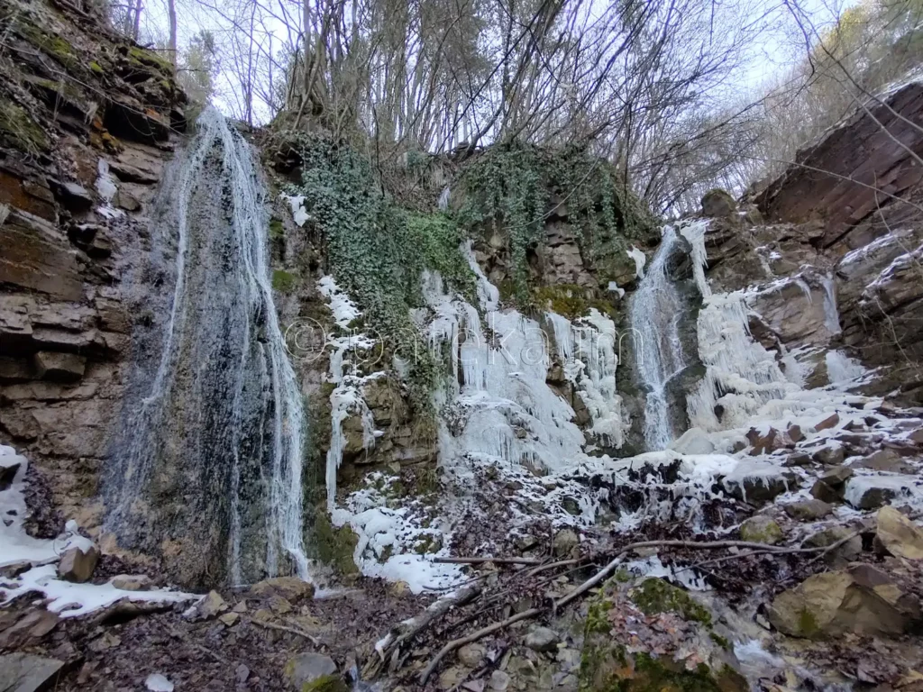 Сакошките водопади през зимата