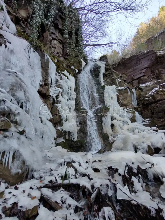 Сакошките водопади над с. Лозен през зимата