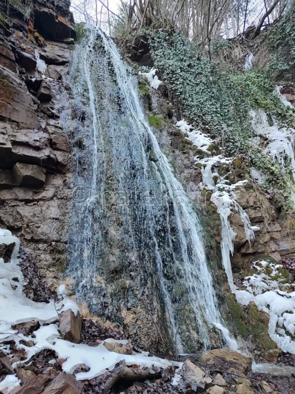 Сакошките водопади над с. Лозен през зимата