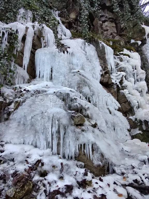 Сакошките водопади над с. Лозен през зимата