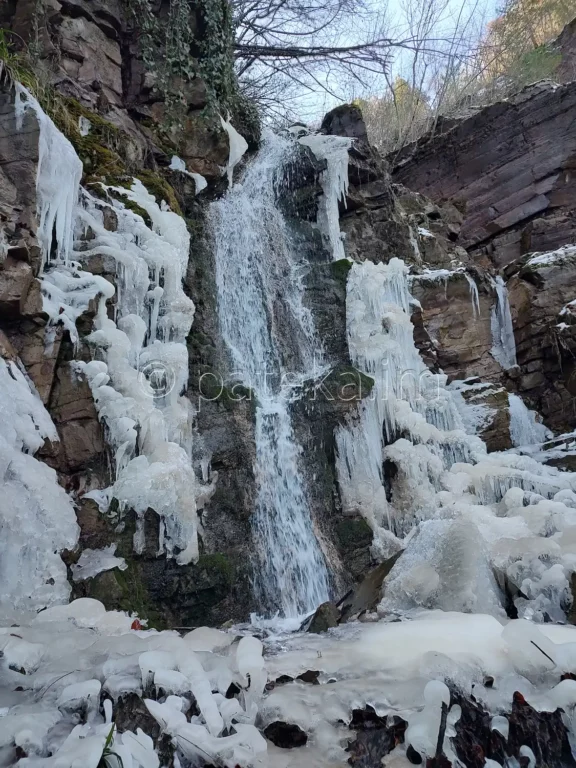 Сакошките водопади над с. Лозен през зимата