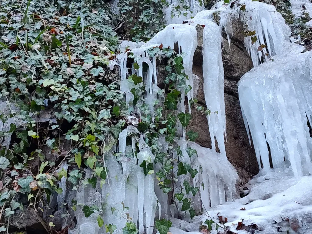 Сакошките водопади над с. Лозен през зимата