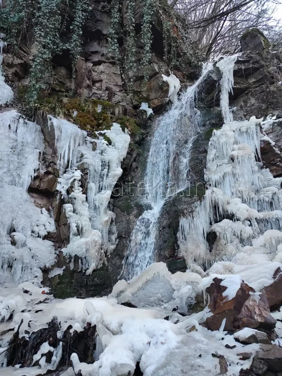 Сакошките водопади над с. Лозен през зимата
