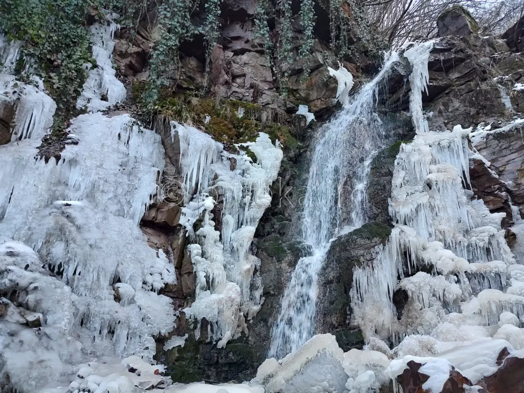 Сакошките водопади над с. Лозен през зимата
