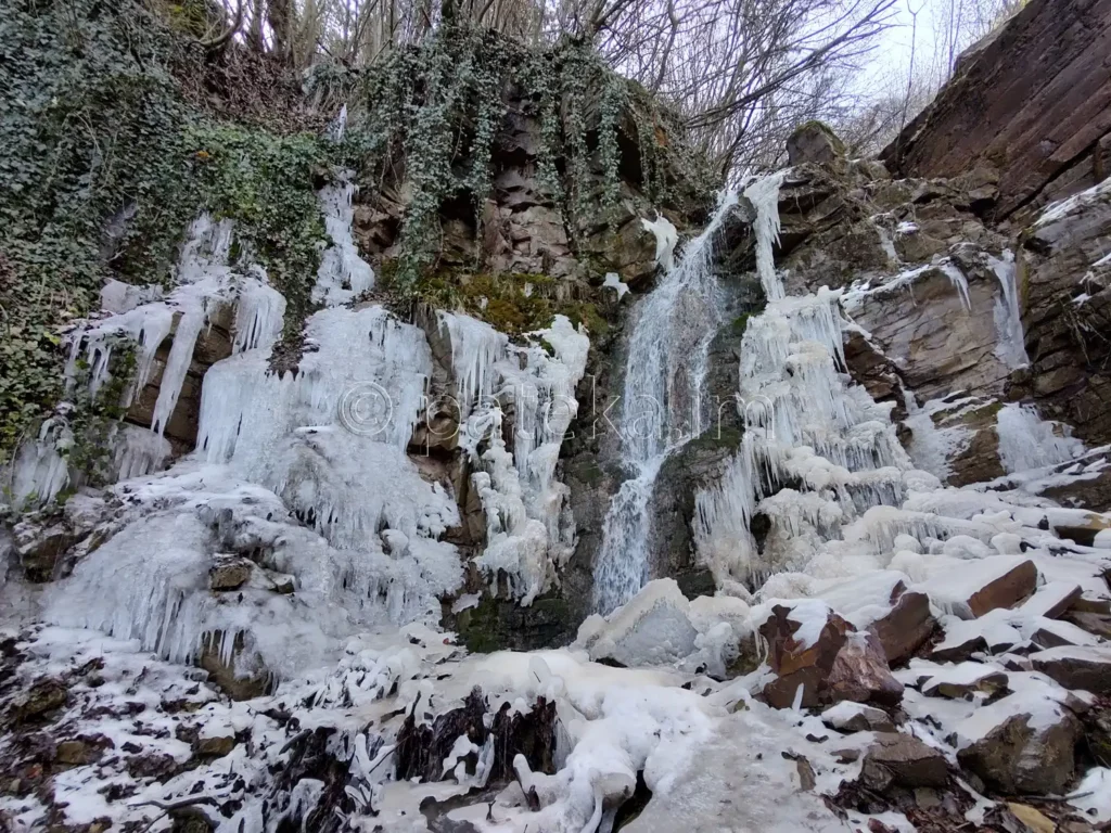 Сакошките водопади над с. Лозен през зимата