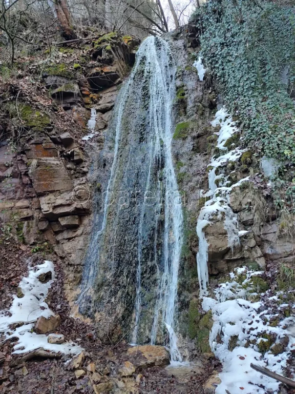 Сакошките водопади над с. Лозен през зимата