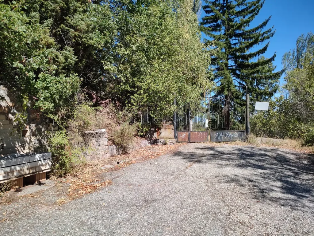 Входът на изоставената хижа Яна, в близост до Бобошевския манастир