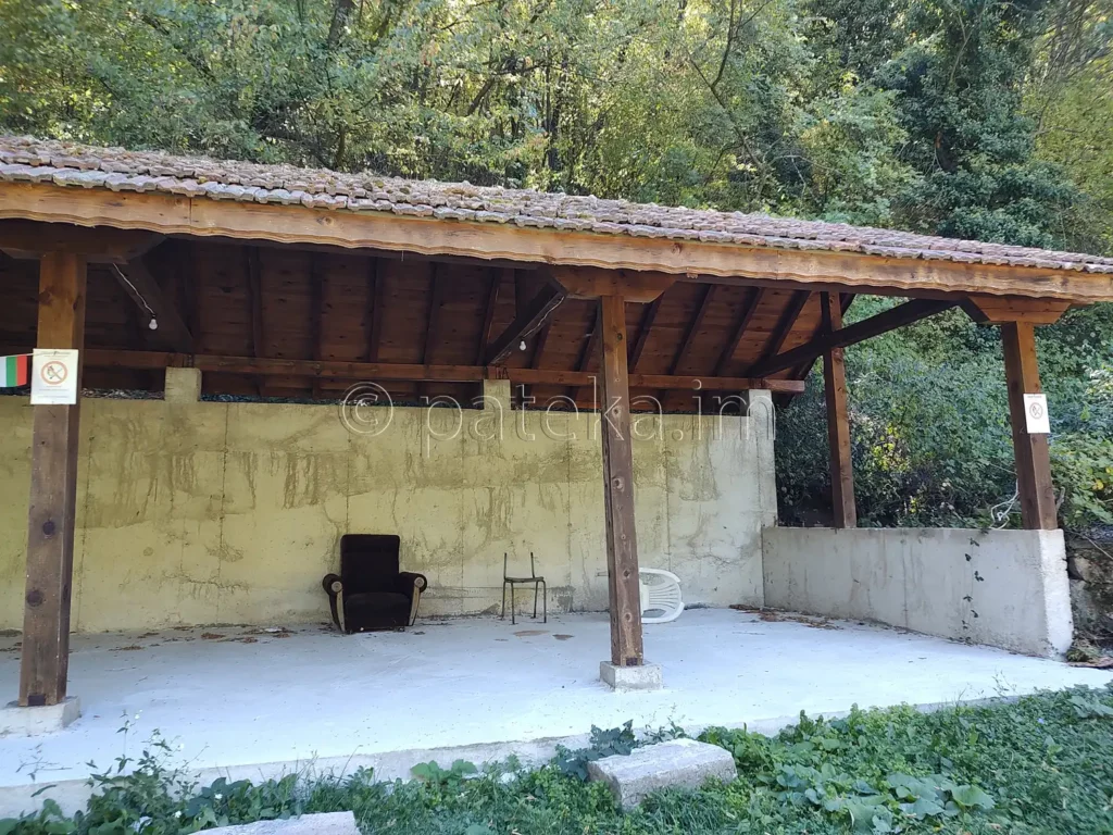 Навес в близост до Бобошевския манастир