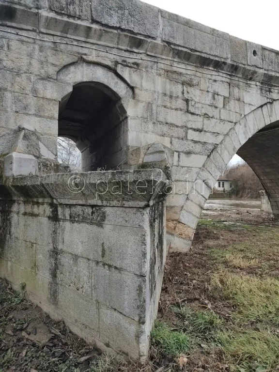 Вълнорез на Кадин мост над Струма