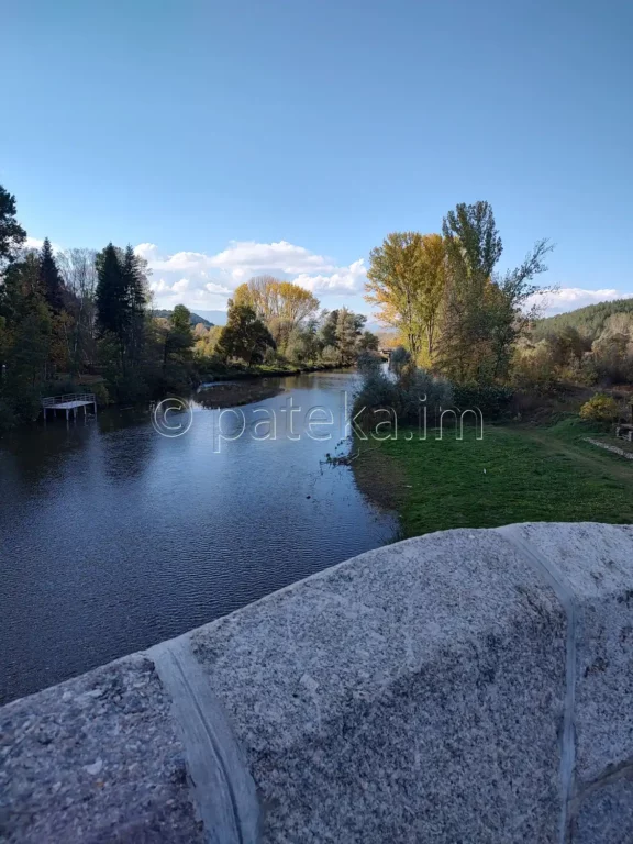 Гледка към река Струма от Кадин мост. Виждат се металната платформа на брега на реката и мостът, по който минава автомобилният път Кюстендил-Дупница