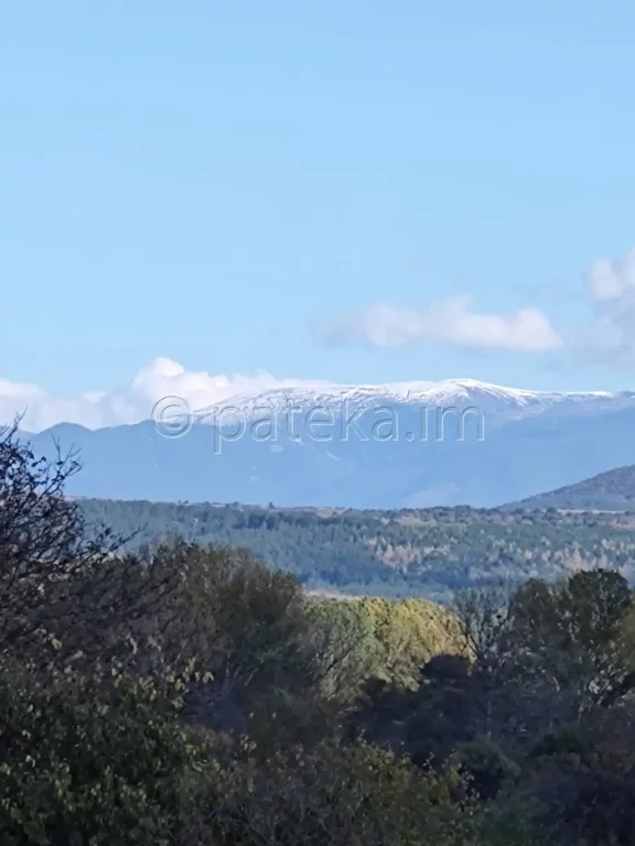 Гледка към заснежените върхове на Рила от Кадин мост