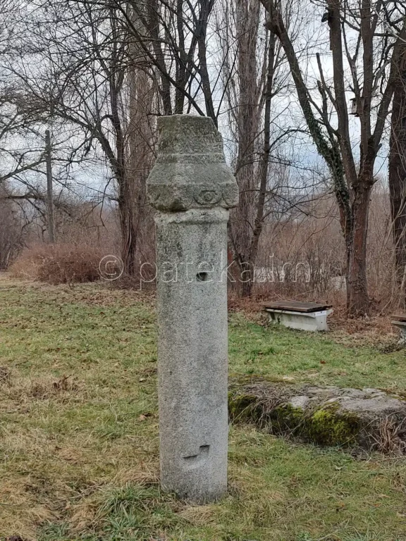 Колона в близост до Кадин мост