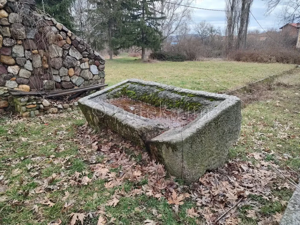 Капак на саркофаг в близост до Кадин мост