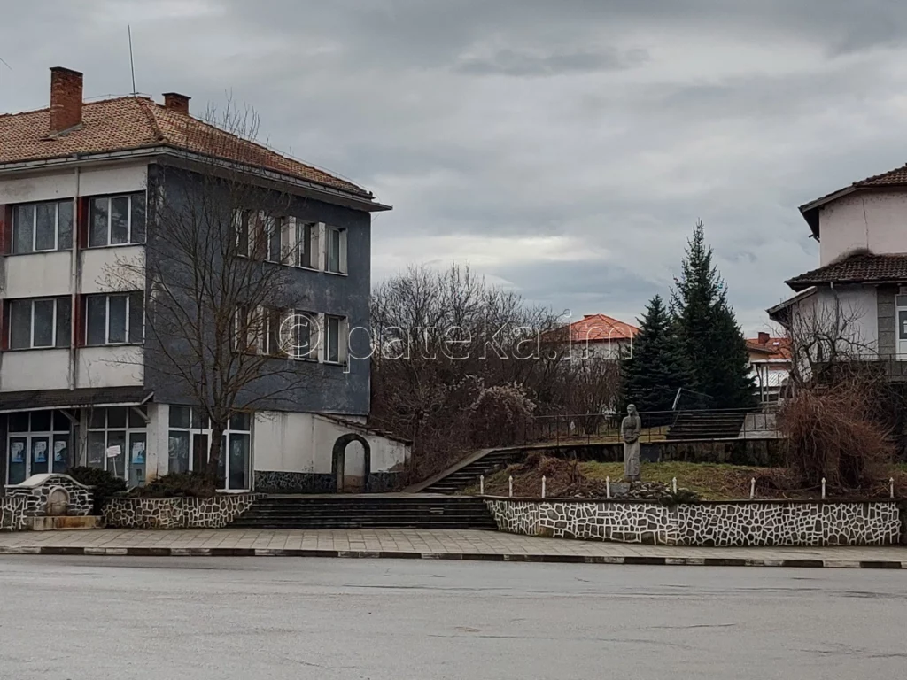 Площад и статуя на Струма невеста в близост до Кадин мост