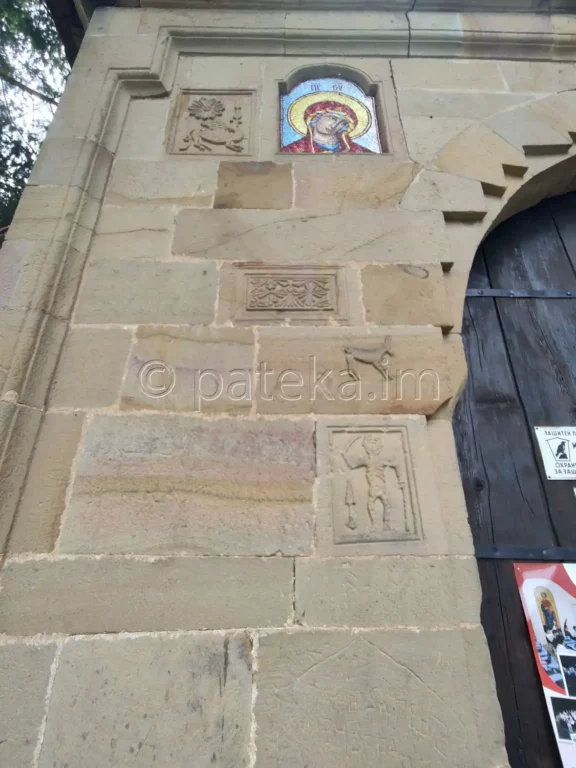 Каменни релефи на портала на Лопушанския манастир