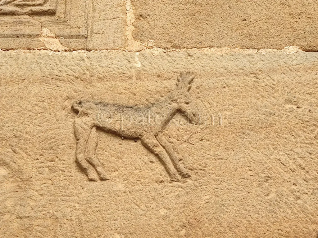 Каменни релефи на портала на Лопушанския манастир