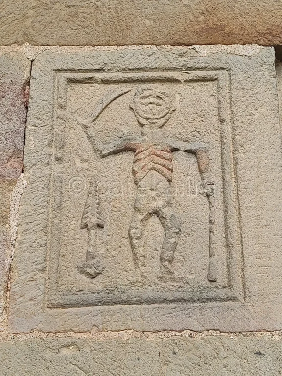 Каменни релефи на портала на Лопушанския манастир