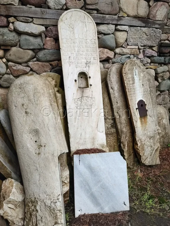 Храм-костница в Лопушанския манастир