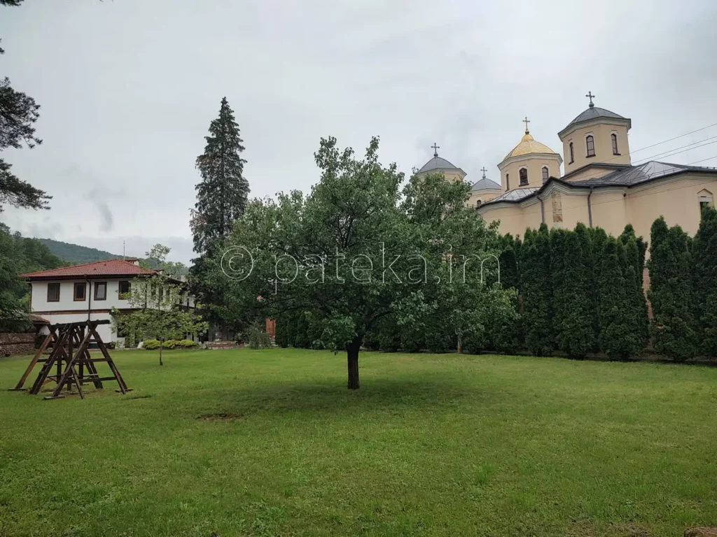 Дворът на Лопушанския манастир