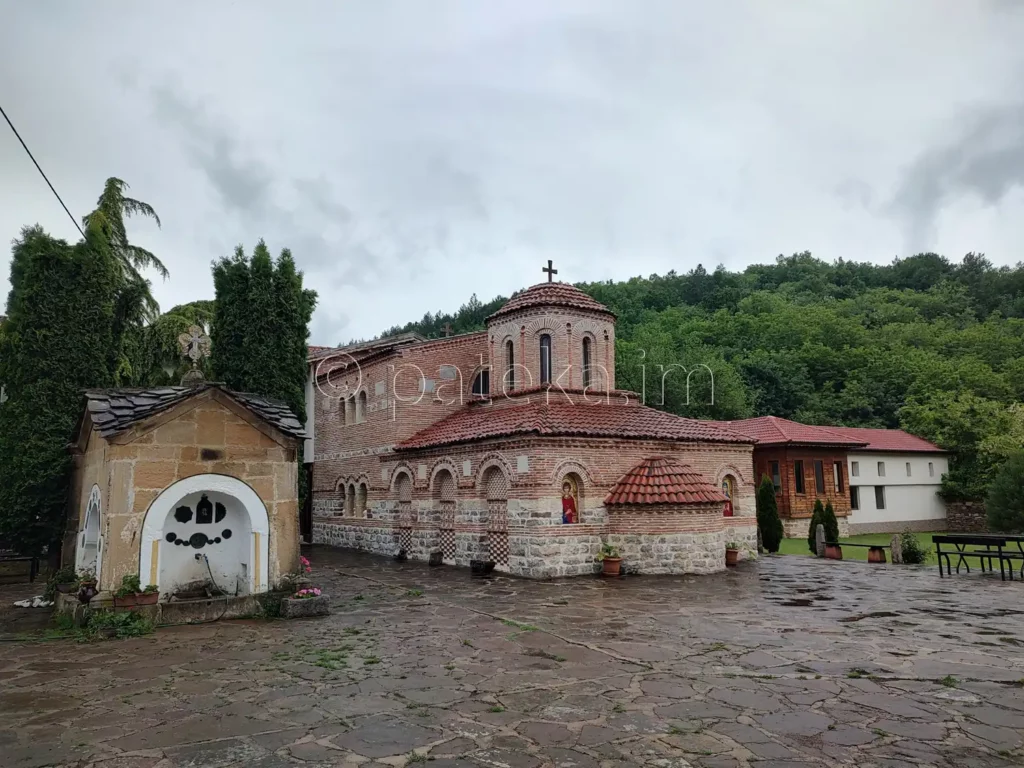 Новата църква и чешмата в Лопушанския манастир