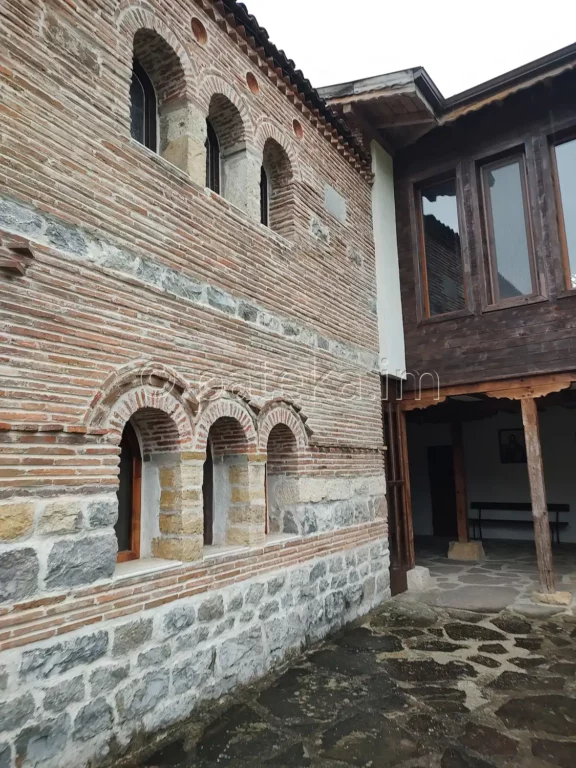 Новата църква в Лопушанския манастир