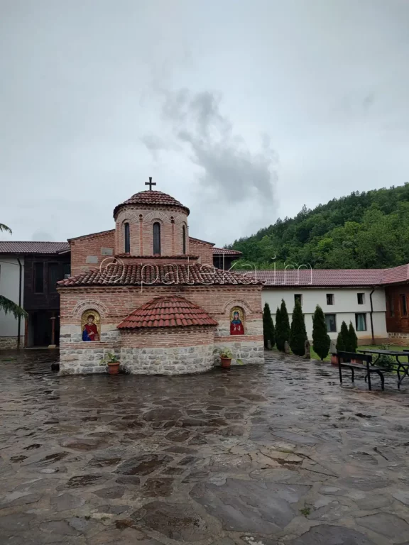 Новата църква в Лопушанския манастир