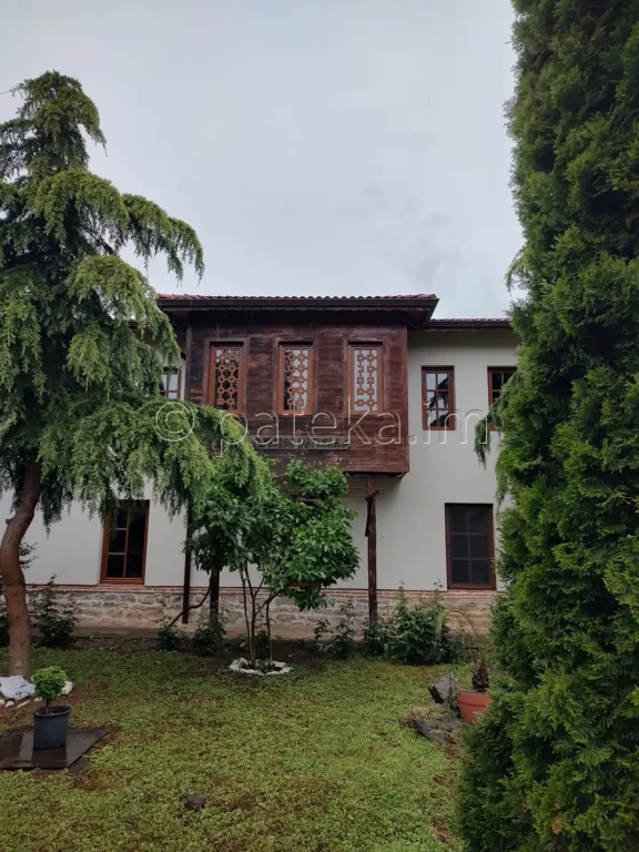 Жилищното крило на Лопушанския манастир