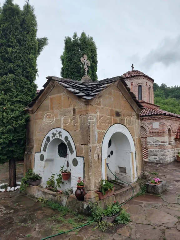 Чешма аязмо в двора на Лопушанския манастир