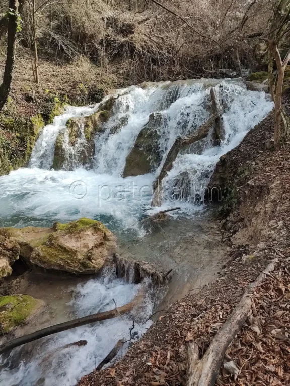 Малък воден пад в близост до Бачковския водопад