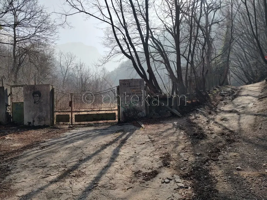 Бивш пионерски лагер по маршрута на Зелената пътека, сега изоставен