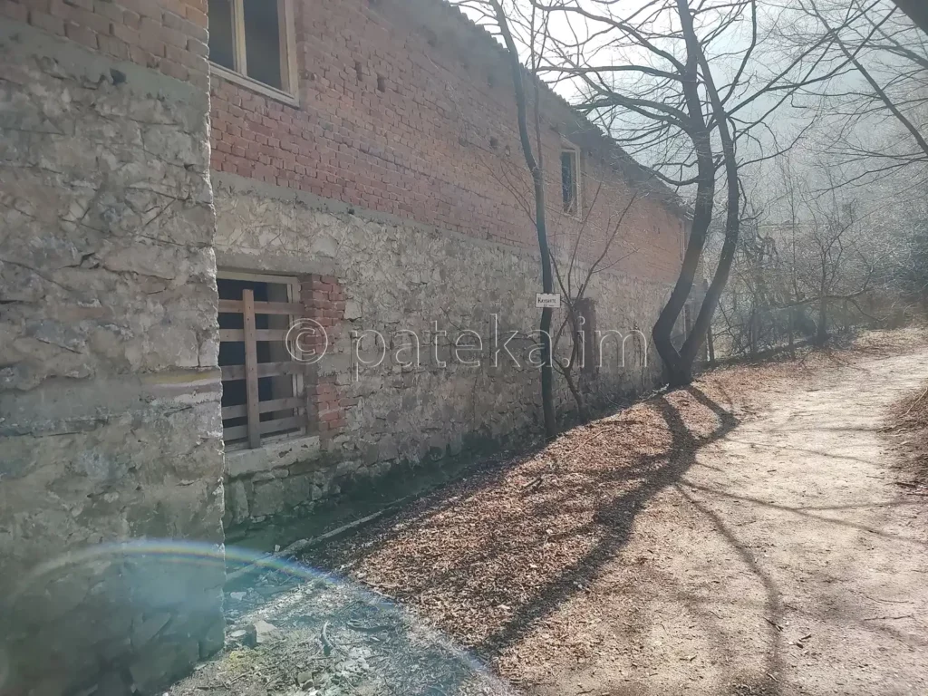 Бивш пионерски лагер по маршрута на Зелената пътека, сега изоставен