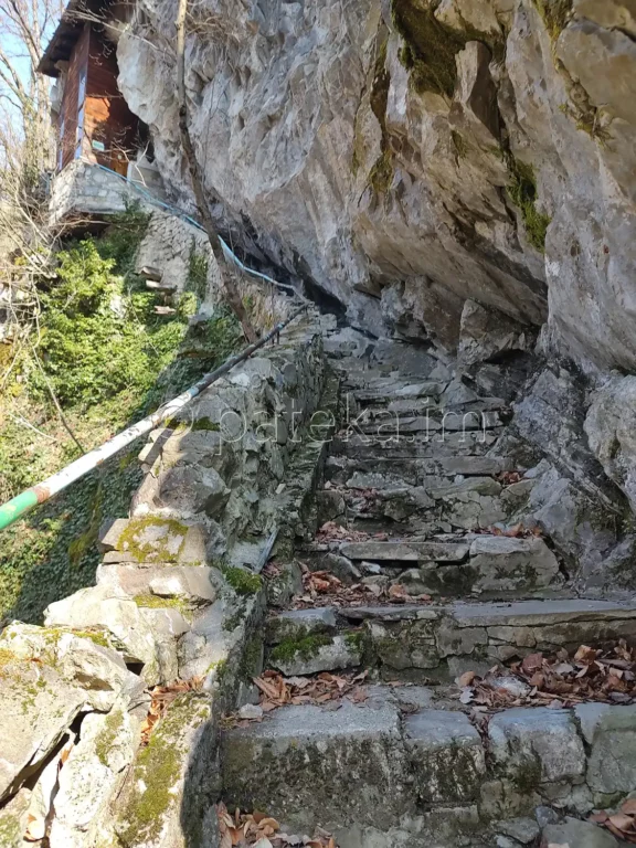 Стъпалата към пещерата в м. Клувията