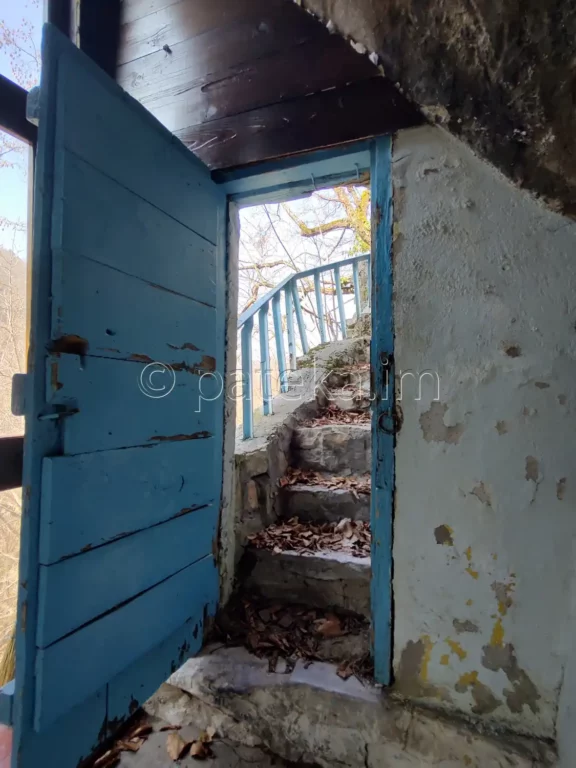 Вратата към стъпалата над пещерата в м. Клувията