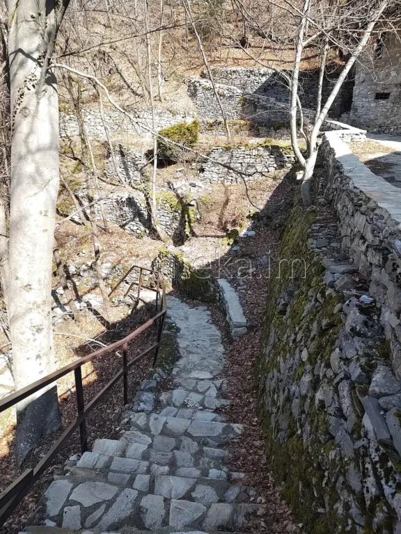 Стъпалата под параклис Св. Архангел Михаил в м. Клувията