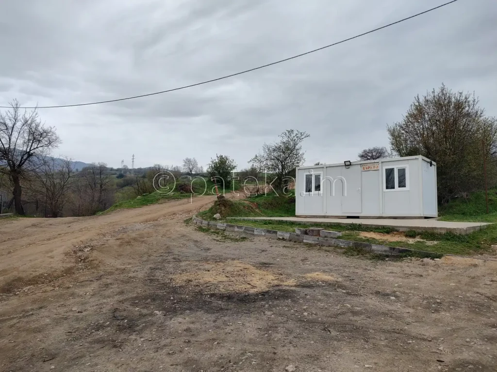 Евангелската църква в началото на маршрута за Азовското падало от Белово