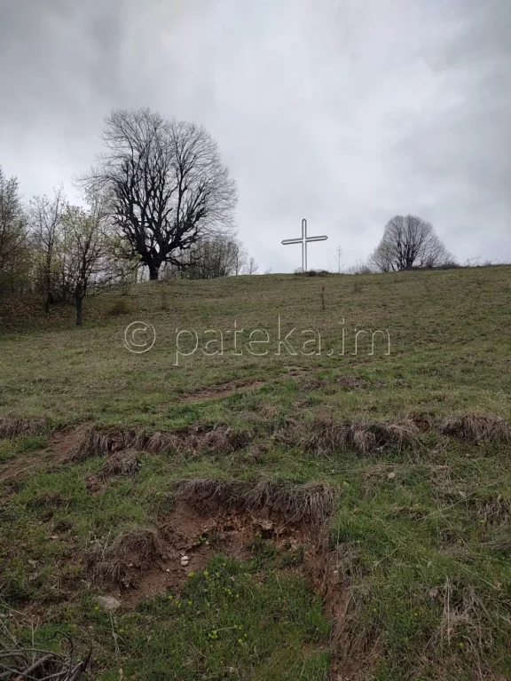 Кръстът над пътя за водопад Азовско падало