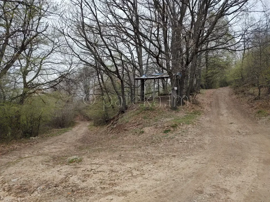 Мястото, където към маршрута за водопад Азовско падало се присъединява пътят от село Голямо Белово