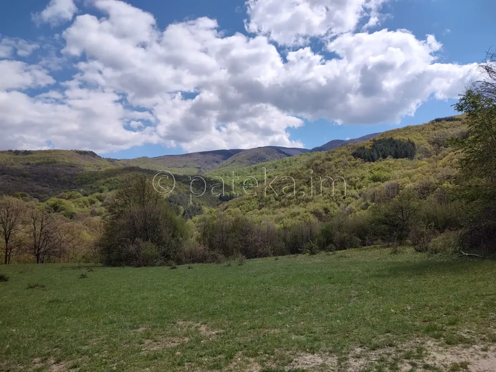 Гледка по маршрута за водопад Азовско падало