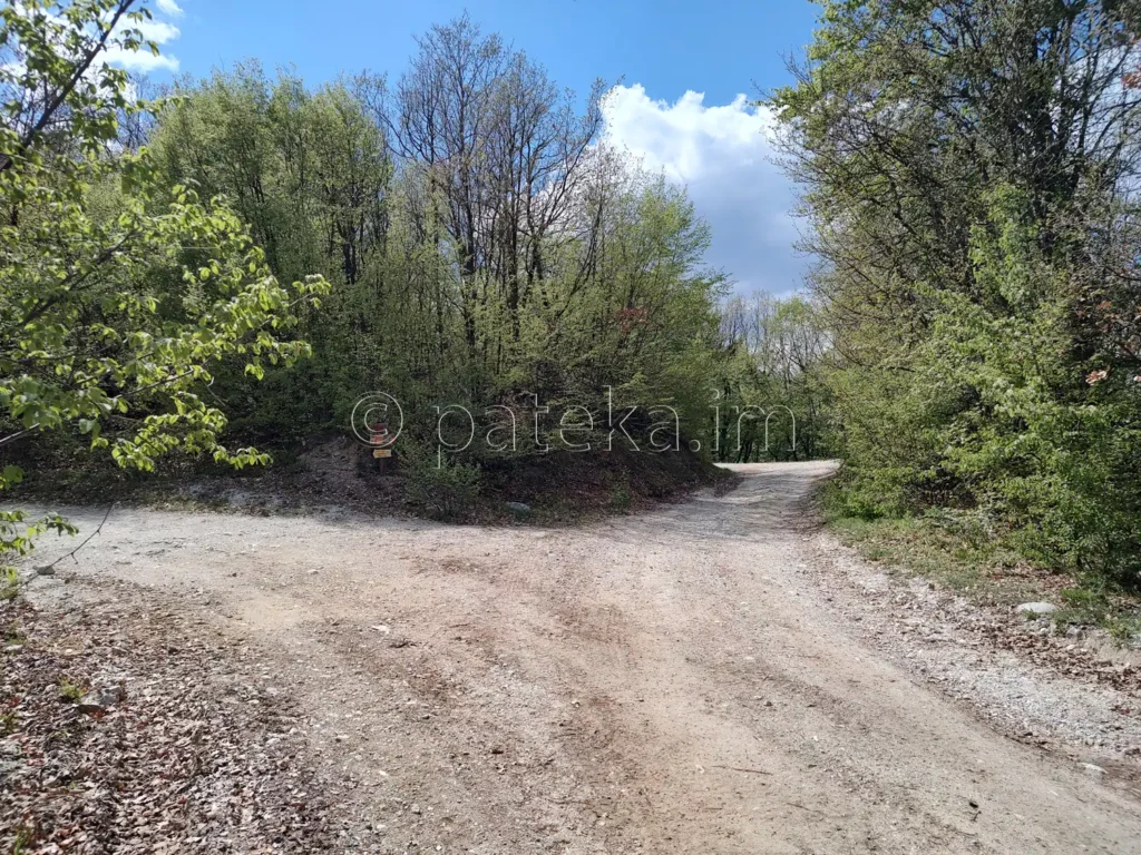 Разклонът за Левке вдясно и Азовското падало вляво