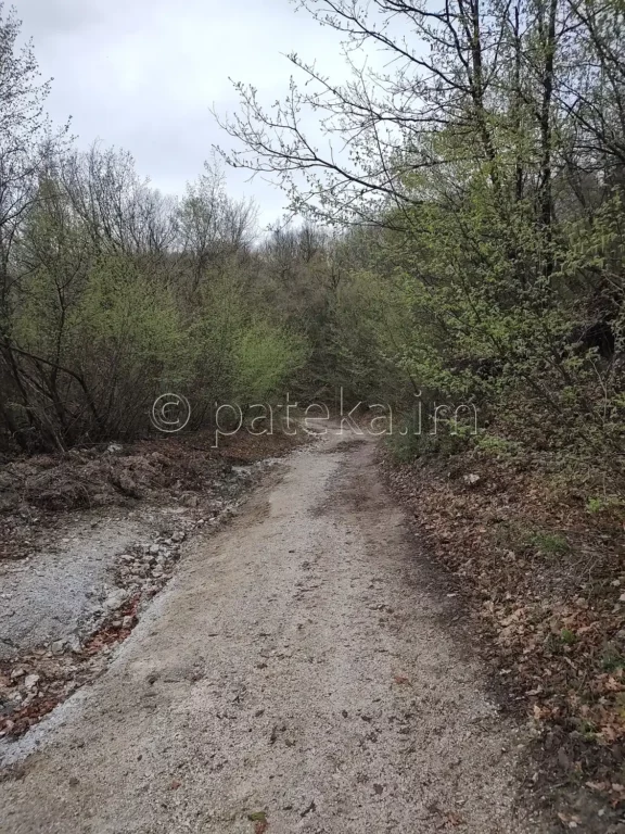 Пътят за водопад Азовско падало