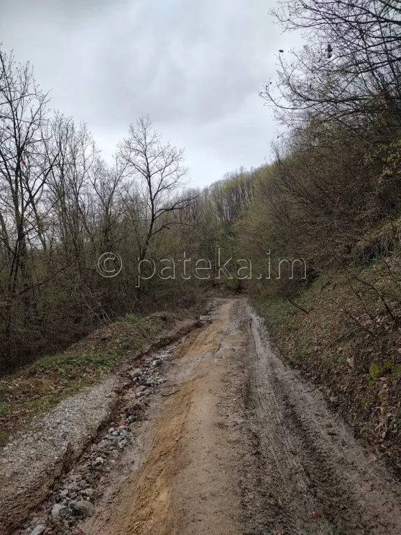 Пътят за водопад Азовско падало