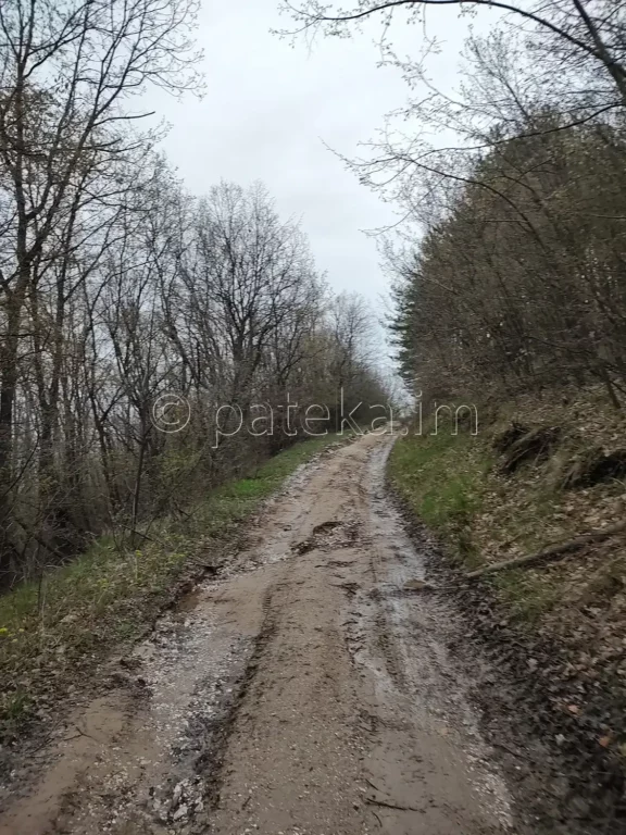 Пътят към водопад Азовско падало