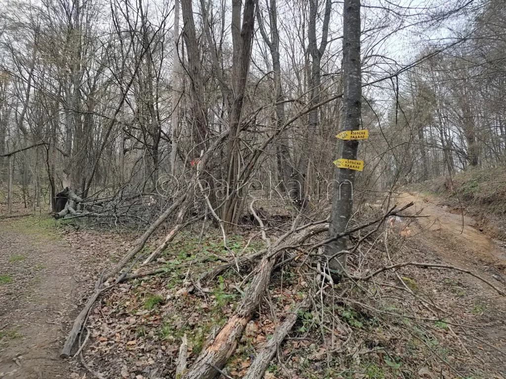 Указателни табелки на мястото, където маршрутът за водопад Азовско падало се отделя от черния път