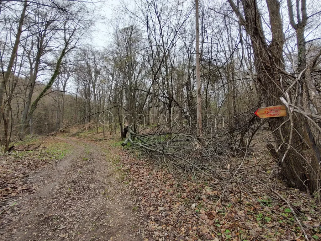 Указателна табелка на мястото, където маршрутът за водопад Азовско падало се отделя от черния път